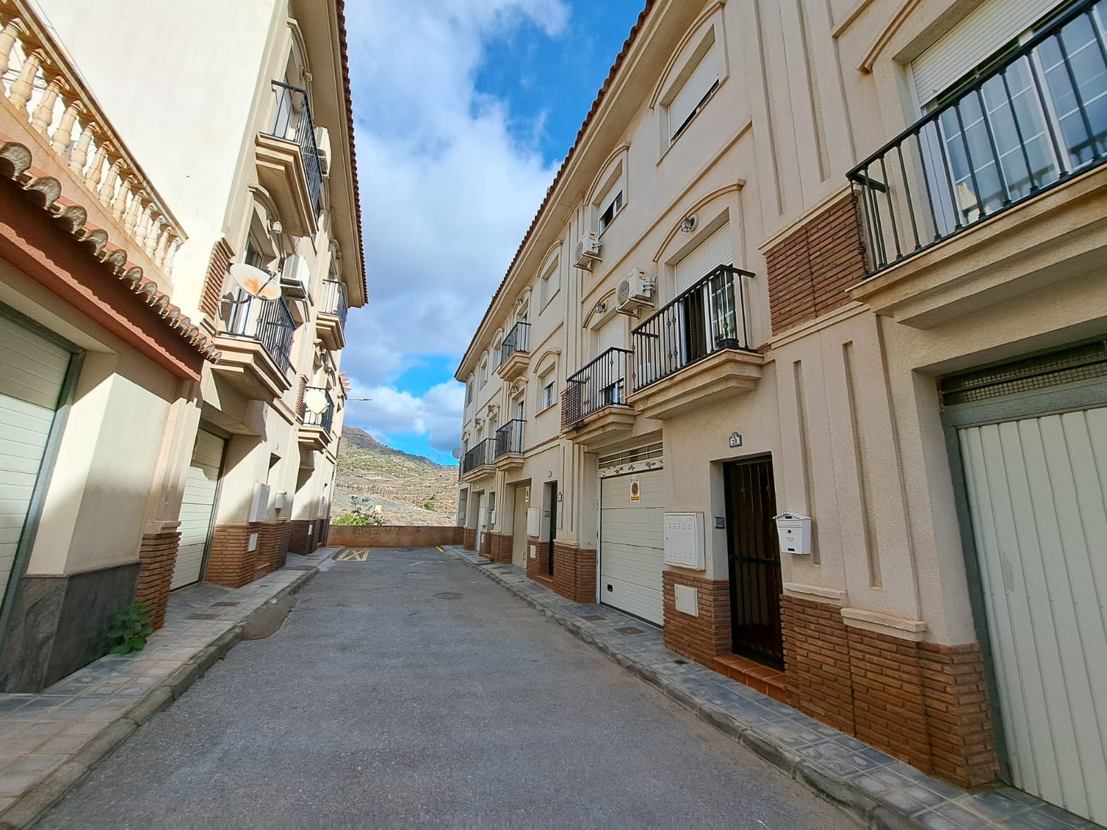 CASA ADOSADA EN ZONA NORTE DE MOTRIL