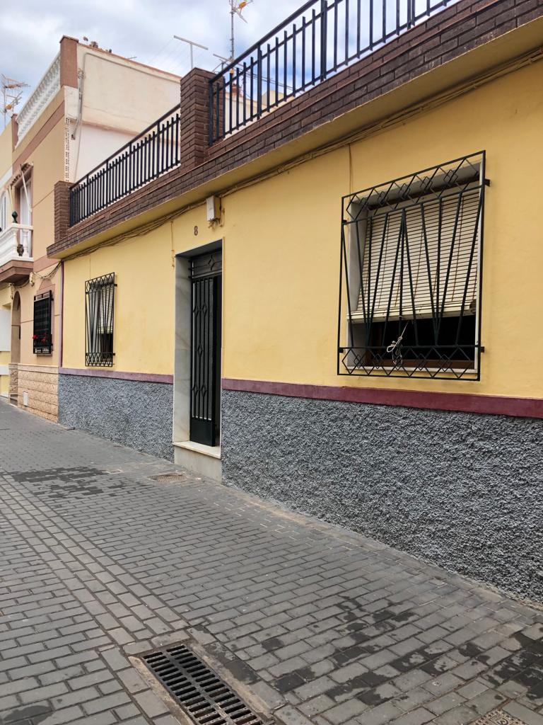 CASA EN ZONA DE LAS CAÑAS