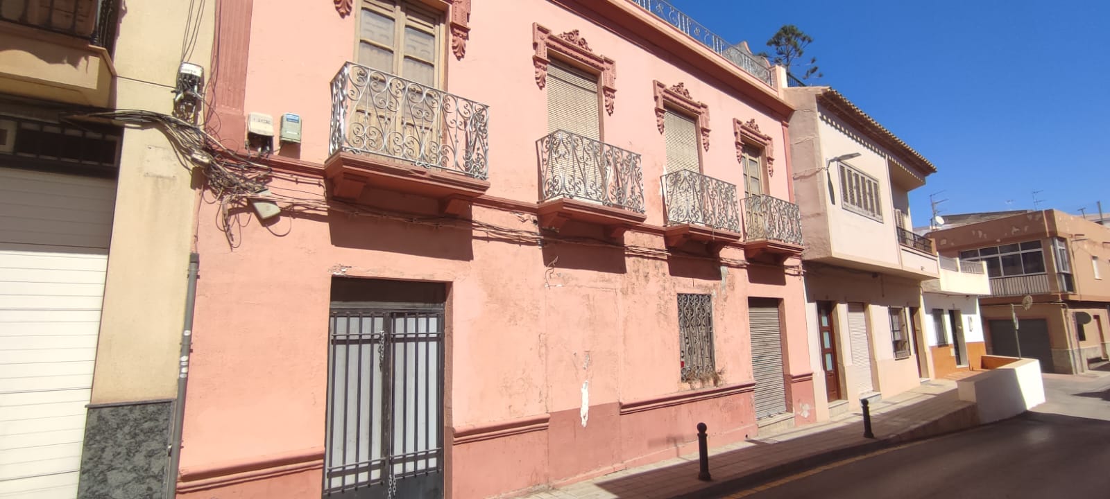 CASA CENTRICA EN ZONA DE LA PLAZA DE AUTONOMÍA